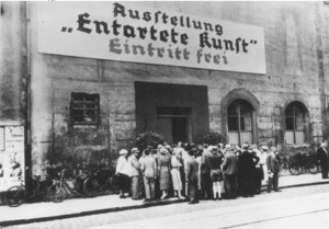 folla all'inaugurazione della mostra "Arte degenerata"